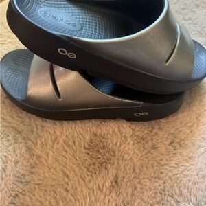 OOFOS Women's Sandals - Metallic Gray